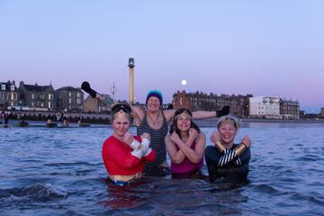 Las mujeres celebran el Día Internacional de la Mujer zambulléndose en las aguas del estuario del Firth of Forth, en Edimburgo, Escocia.