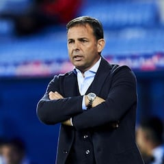 El Alavés podría volver a la defensa de cuatro contra el Real Betis