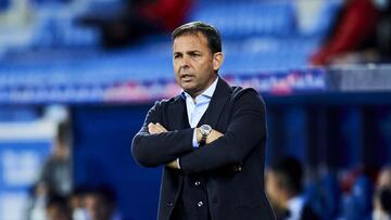 El Alavés podría volver a la defensa de cuatro contra el Real Betis