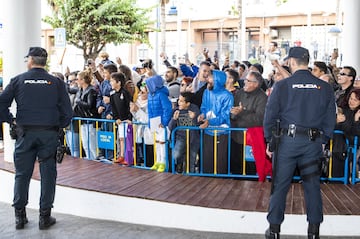 Seguidores del club blanco en las afueras del hotel de concentración del Real Madrid. 