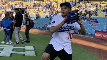 El delantero del PSG, Kylian Mbappé, haciendo el saque de honor con la camiseta de LA Dodgers.