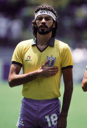 El capitán de Brasil en España 82 no ocultaba su gusto por el alcohol y el cigarro. Desde los 13 años aceptó haber adquirido las adicciones y levantó en su país un sinfín de comentarios por hacerlo durante su etapa como jugador, sin esconderse. Murió a la edad de 57 años, en 2011, por una cirrosis hepática. 