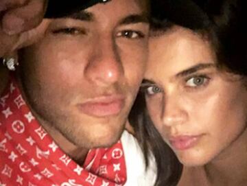 Neymar junto a la modelo Sara Sampaio en la fiesta de Londres.