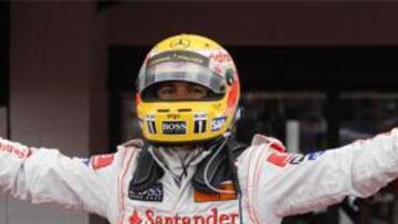 Hamilton celebra la victoria conseguida en Silverstone