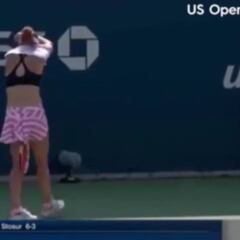 Una tenista es sancionada por cambiarse la camiseta en la cancha