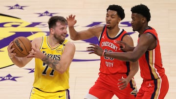 LOS ANGELES (United States), 05/03/2025.- Los Angeles Lakers guard Luka Doncic (L) drives the ball against New Orleans Pelicans guard Jordan Hawkins (C) during the first half of the NBA basketball game between the New Orleans Pelicans and the Los Angeles Lakers in Los Angeles, California, USA, 04 March 2025. (Baloncesto, Jordania, Nueva Orleáns) EFE/EPA/ALLISON DINNER SHUTTERSTOCK OUT