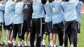 <b>BECKS, MANTEADO. </b>El liderato ha sentado bien a la plantilla. David Beckham lo vivió en primera persona en el entrenamiento de ayer.