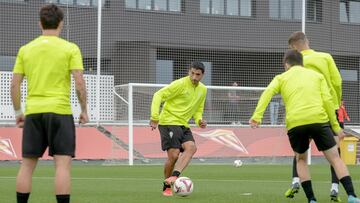 25-08-24. COTE, JUNTO A VARIOS COMPAÑEROS, EN EL ENTRENAMIENTO DEL SPORTING EN MAREO.