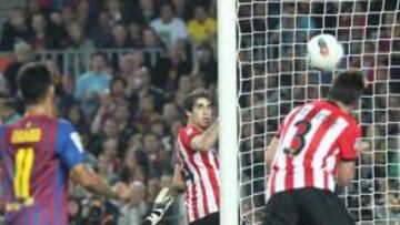 <b>AURTENETXE SALVÓ EL PRIMERO. </b>Con empate a cero, el zaguero del Athletic Club estuvo feliz en una acción defensiva al desviar un remate de Piqué que iba directo a gol.