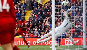 Sadio Mané scores against Chelsea.