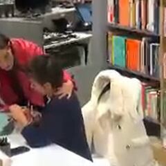 La reina Letizia hace 40 minutos de cola en la firma de libros de Sonsoles Ónega