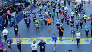 Los corredores cruzan la meta de Boston en la carrera de 5 km disputada este domingo, como preludio de la marat&oacute;n del lunes. 