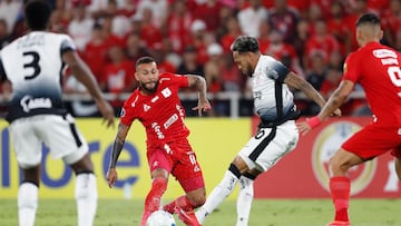 AMDEP4939. CALI (COLOMBIA), 08/04/2025.- Duván Vergara (i) de América disputa un balón con José Andrés Martínez de Corinthians este martes, en un partido de la fase de grupos de la Copa Sudamericana entre Caracas FC y Cienciano en el estadio Olímpico UCV en Caracas (Venezuela). EFE/ Ernesto Guzmán Jr