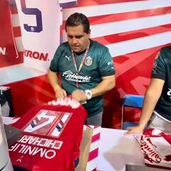 ‘Chicharito’ Hernández dispara venta de abonos y camisetas en Chivas