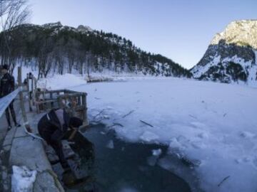 El pasado fin de semana tuvo lugar en Ibon de Baños, Huesca, la primera inmersión nocturna bajo hielo documentada de España.
