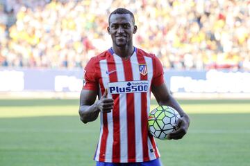 Jackson Martínez llegó al Atlético de Madrid el 1 de julio de 2015 procedente del Oporto por 37,1 millones de euros. Llegó como el delantero deseado tras su gran última temporada con el equipo luso. Es uno de los fichajes más caros de la historia del club rojiblanco. Un año y medio después saldría del equipo de Simeone tras haber jugado un total de 22 partidos y marcado 3 goles. 