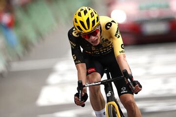 Jonas Vingegaard a su llegada a meta. Le sac車 1,08 a Pogacar en la primera etapa de los Pirineos.