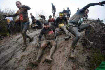 La carrera Tough Guy, se celebra desde 1987 en Inglaterra y desafía a sus participantes a recorrer 15km llenos de los obstáculos, donde hasta los más expertos se quedan en el camino. 