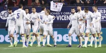 El liderato le duró tres horas al Barcelona, ya que el Real Madrid triunfó 1-3 en Pamplona ante Osasuna. Los goles merengues fueron obra de Cristiano, Isco y Lucas Vázquez; Sergio León descontó para los ‘Rojillos’. No todo fue jolgorio, ya que Bonnin, jugador de Osasuna, debió abandonar el campo de juego tras una fractura de tibia y peroné, producto de un choque con Isco.