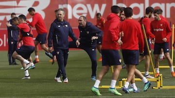 Caparrós, con Roque Mesa al fondo, vuelve hoy a ‘su’ banquillo.