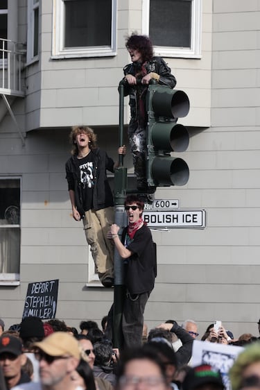 Miles de personas en la protesta en San Francisco contra el ICE. La ciudad de California se une así al resto de lugares en EE.UU. que han asumido una huelga general en contra de las actuaciones del Servicio de Inmigración y Control de Aduanas.