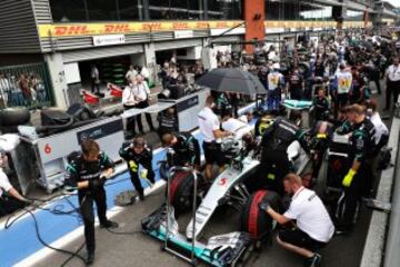 Nico Rosberg espera en el pitlane durante la bandera roja señalada por los comisarios tras el accidente de Kevin Magnussen.