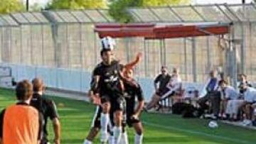 <b>EN EL ANDAMIO. </b>José León (arriba, a la derecha) graba el entrenamiento del Mallorca.