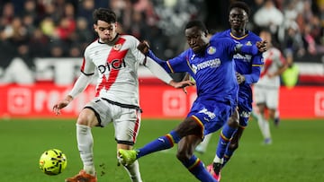 El delantero del Rayo Vallecano Fran Pérez lucha con Djené Dakonam.