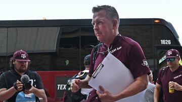 OMAHA, NE - JUNE 23: Head coach Jim Schlossnagle #22 of the Texas A&M Aggies leads his team off the team bus, arriving to play the Tennessee Volunteers at the NCAA Division I Baseball Championship on June 23, 2024 at Charles Schwab Field in Omaha, Nebraska. Peter Aiken/Getty Images/AFP (Photo by Peter Aiken / GETTY IMAGES NORTH AMERICA / Getty Images via AFP)