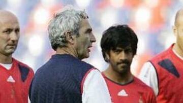 <B>POLÉMICO FILM</b>. El entrenador francés Raymond Domenech, entonces ajeno a la polémica grabación de Dhorasoo, habla con Willy Sagnol, Fabien Barthez, el propio Dhorasoo y Zidane durante una sesión de entrenamiento del pasado Mundial en Hannover.