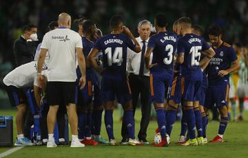 Ancelotti con los jugadores durante la pausa de hidratación.