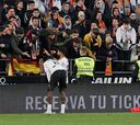 Esto no se puede permitir: ¡hinchas persiguen a los jugadores del Valencia!