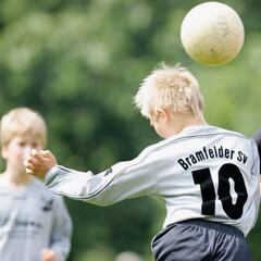 Escocia regula el remate de cabeza en los menores por consejo médico