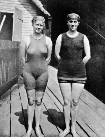 1912. Los bañadores de la época.