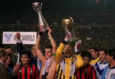 Siete años tuvieron que pasar para que Argentina volviera a tener un campeón de la Copa Intercontinental. Vélez Sarsfield se impuso al Milán de Capello por 2-0. Los goles fueron conseguidos por Trotta, de penalti en el minuto 50. 'El Turco' Asad logró el segundo siete minutos después. Costacurta fue expulsado a cinco minutos del final y Omar Andrés Asad fue elegido el mejor jugador de la final.