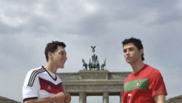 Bözil y cristiano salen del museo
Las figuras de cera del alemán Özil y del portugués Cristiano Ronaldo salieron ayer del Museo de Madame Tussauds de Berlín para posar retándose frente a la Puerta de Brandenburgo. Alemania y Portugal se enfrentarán en el primer partido del grupo G el próximo lunes.
