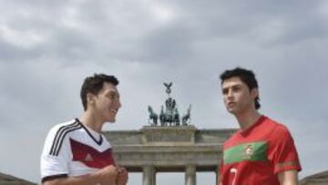 B&ouml;zil y cristiano salen del museo
 Las figuras de cera del alem&aacute;n &Ouml;zil y del portugu&eacute;s Cristiano Ronaldo salieron ayer del Museo de Madame Tussauds de Berl&iacute;n para posar ret&aacute;ndose frente a la Puerta de Brandenburgo. Alemania y Portugal se enfrentar&aacute;n en el primer partido del grupo G el pr&oacute;ximo lunes.
 