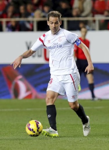 El canterano del Barcelona llegó al Sevilla en la temporada 2008-09. Tras ello se retiró en el Deportivo de la Coruña. 