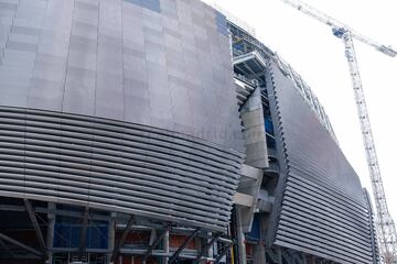 Las obras de remodelación del estadio del Real Madrid siguen su curso sin descanso a pocos meses de su inauguración. El club blanco presentado nuevas instantáneas del interior y de la fachada del estadio.