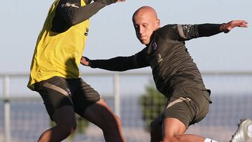 Mollejo intenta atrapar el balón en un entrenamiento.
