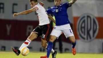 Emanuel Mammana disputa la pelota con el chileno Eugenio Mena.