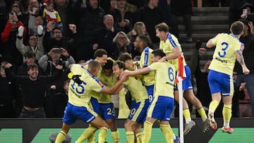 Soccer Football - FA Cup - Quarter Final - Southampton v Arsenal - St Mary's Stadium, Southampton, Britain - April 4, 2026 Southampton's Shea Charles celebrates scoring their second goal with teammates REUTERS/Tony O Brien
