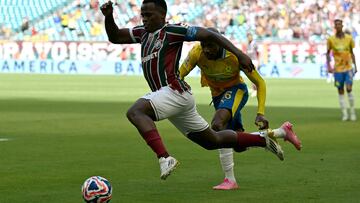 Fluminense's Colombian midfielder #21 Jhon Arias and Sundowns' South African defender #25 Khuliso Mudau fight for the ball during the FIFA Club World Cup 2025 Group F football match between South Africa's Mamelodi Sundowns and Brazil's Fluminense at the Hard Rock stadium in Miami on June 25, 2025. (Photo by Chandan Khanna / AFP)