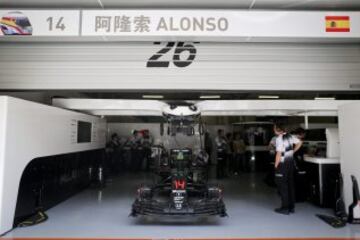 El box de Fernando Alonso listo para dar comienzo a la jornada de clasificación del GP de China.