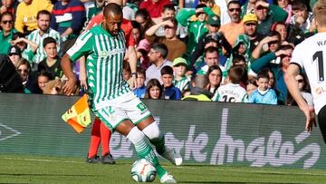 Sidnei, en acción con el Betis.