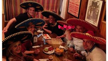 Rakitic disfruta de su noche de domingo como mexicano