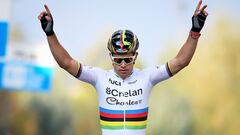 Wout Van Aert celebra su victoria en la Kermiscrossers Ardooie de ciclocross  de 2017.