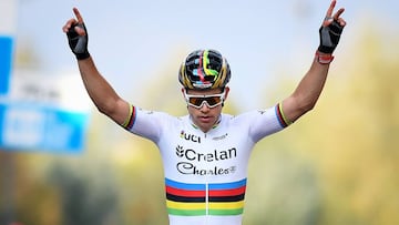 Wout Van Aert celebra su victoria en la Kermiscrossers Ardooie de ciclocross de 2017.