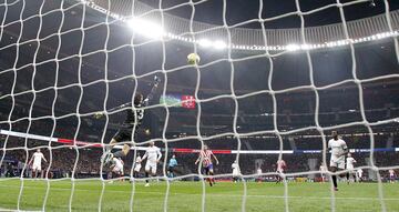 3-1. Bono, pese a tocar el balón con la mano, no puede impedir que Antoine Griezmann marque el tercer gol del conjunto rojiblanco.