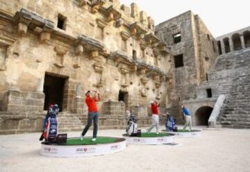 Los golfistas Sergio García, Henrik Stenson y Lee Westwood presentaron el 2014 Turkish Airlines Open de Golf en Antalya, Turquía. Lo hicieron peloteando en el histórico anfiteatro romano de Aspendo.